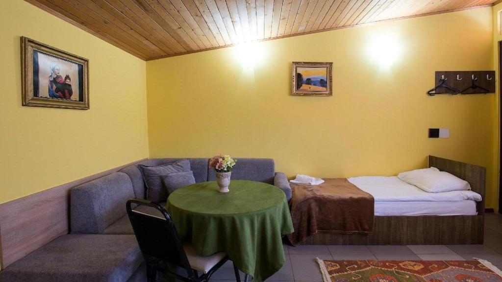 Gallary Hostel Tbilisi Buitenkant foto